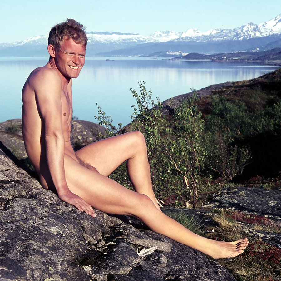 Nackt und frei in der Natur - Nackter Mann bei einer Nordlandfahrt, Skandinavien